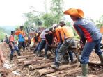 proses-pemulihan-rangkaian-rel-kereta-api-akibat-longsor_20171122_225442.jpg