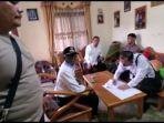 proses-penangkapan-wp-di-rumahnya-di-kecamatakj.jpg