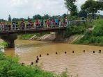 proses-pencarian-korban-hanyut-didi-aliran-sungaiirigasi-dam-colo-sukoharjo.jpg