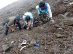 proses-penggalian-tulang-manusia-di-jalur-pendakian-merapi_20161007_214734.jpg