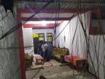 proses-penggeledahan-oleh-pihak-kepolisian-di-depan-istana-keraton-agung-s.jpg