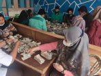 proses-penghitungan-uang-kakek-biyok.jpg