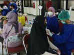 proses-penyuntikan-vaksin-pfizer-di-gejj.jpg