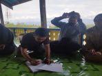 proses-sidang-adat-di-lembaga-adat-kelurahan-duyu.jpg