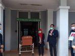 prosesi-pelepasan-jenazah-tenaga-medis-rsmh-yang-meninggal-akibat-covid-19.jpg