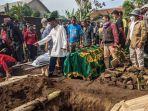 prosesi-pemakaman-tuti-55-dan-amalia-23-di-tempat-pemakaman-umum-tpu-istuning.jpg