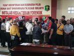 prosesi-penyerahan-jenazah-tiga-orang-korban-yang-berhasil-teridentifikasi.jpg