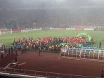 prosesi-penyerahan-piala-kepada-para-pemain-persija-jakarta.jpg