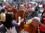 prosesi-pindapata-bhiksu-di-yogyakarta_20170509_205938.jpg