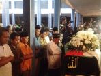 prosesi-salat-jenazah-almarhum-probosutedjo-di-makam-somenggalan-di-kemusuk_20180326_224134.jpg
