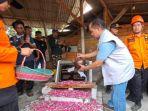prosesi-tabur-bunga-yang-dilakukan-oleh-keluarga-ke-8-penambang-emas-di-banyumas.jpg