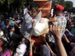 protes-harga-jual-murah-peternak-bagikan-5-ribu-ayam-gratis_20190627_180913.jpg