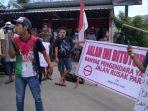 protes-jalan-rusak-gadihu.jpg