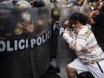 protes-kenaikan-harga-demonstran-bentrok-dengan-polisi-di-peru_20220406_142003.jpg
