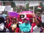 protes-pelayanan-kesehatan-ibu-ibu-gelar-unjuk-rasa-di-depan-kantor-bupati-bogor_20170914_161051.jpg