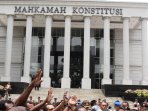 protes-putusan-mahkamah-konstitusi_20160222_174926.jpg