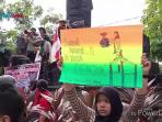 protes-soal-sampah-mahasiswa-pencinta-alam-tutup-tugu-adipura_20160628_093928.jpg