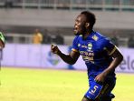 ps-tni-tahan-imbang-persib-bandung_20170423_164223.jpg