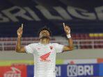 psm-makassar-yakob-sayuri-setelah-mencetak-gol.jpg