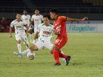 pss-sleman-m-rifky-suryawan-tengah-mengadang-pesepak-bola-bali-united-i-gede-agus-mahendra.jpg
