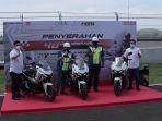pt-ahm-menyerahkan-40-unit-honda-adv150.jpg
