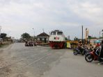 pt-kai-akan-denda-motor-yang-nekat-terobos-lintansan-pintu-ka_20210312_141727.jpg