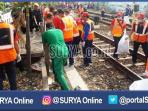 pt-kai-daop-8-surabaya-bersihkan-rel-kereta_20161028_155554.jpg