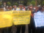 pt-trans-batavia-menggelar-aksi-demonstrasi-di-depan-kantor-gubernur-dki_20160914_121206.jpg