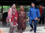 puan-maharani-dan-megawati-kunjungi-makam-bung-karno_20150601_074108.jpg