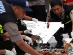 puing-pesawat-lion-air-dan-barang-yang-ditemukan_20181030_175142.jpg