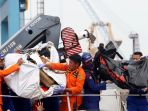 puing-pesawat-lion-air-dan-barang-yang-ditemukan_20181030_175714.jpg