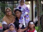puji-kuswati-pelaku-bom-bunuh-diri-di-surabaya-dan-keluarganya_20180518_133541.jpg