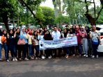 pulahan-wanita-cantik-reliji-berbagi-takjil-nasi-kotak-gratis_20180523_110908.jpg