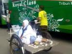 pulang-haji-naik-becak_20150929_213423.jpg