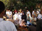 pulang-nyekar-makam-ayah-gadis-asal-lampung-nangis-pacar-dan-adiknya-meninggaljpg.jpg