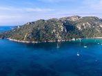 pulau-di-laut-mediterania.jpg