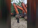 puluhan-alat-berat-milik-toni-tamsil-alias-akhi-adik-bos-timah-asal-bangka.jpg