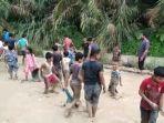 puluhan-anak-anak-mengikuti-lomba-tangkap-ikan-di-asahan.jpg