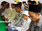 puluhan-jamaah-islam-alif-rebo-wage-aboge-menggelar-salat-idul-adha-1436_20150925_093935.jpg