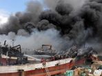 puluhan-kapal-nelayan-terbakar-di-pelabuhan-benoa-bali_20180709_212044.jpg