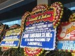 puluhan-karangan-bunga-berjejer-di-g.jpg