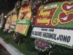 puluhan-karangan-bunga-dari-berbagai-tokoh-masyarakat-instansi-pem.jpg