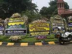 puluhan-karangan-bunga-kediaman-abubakar-nataprawira_20160315_121857.jpg