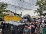 puluhan-mobil-ringsek-akibat-terguling-terseret-arus-air-saat-banjir-543.jpg