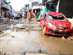 puluhan-mobil-ringsek-diterjang-banjir-di-pondok-gede_20200102_201253.jpg