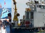 puluhan-nelayan-tengah-menyerbu-kapal-penambang-pasir_20170518_124751.jpg