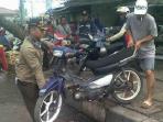 puluhan-ojek-terlihat-menempati-trotoar-maupun-sisi_20150210_083705.jpg
