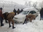 puluhan-orang-tewas-terjebak-badai-salju-di-pakistan_20220110_064803.jpg