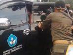 puluhan-orang-tua-siswa-menyerbu-kepala-dinas-pendidikan-padang-habibul-fuadi.jpg
