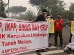 puluhan-orang-yang-mengata_20151004_194628.jpg